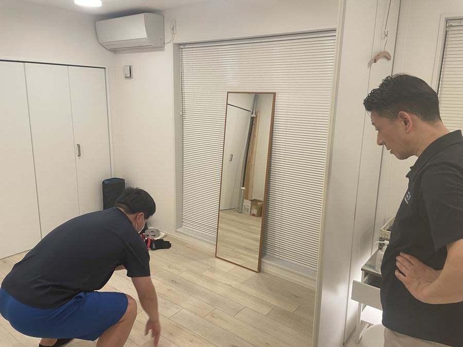 しゃがむ動きを確認している様子